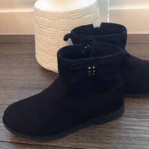 Little girl’s black boots